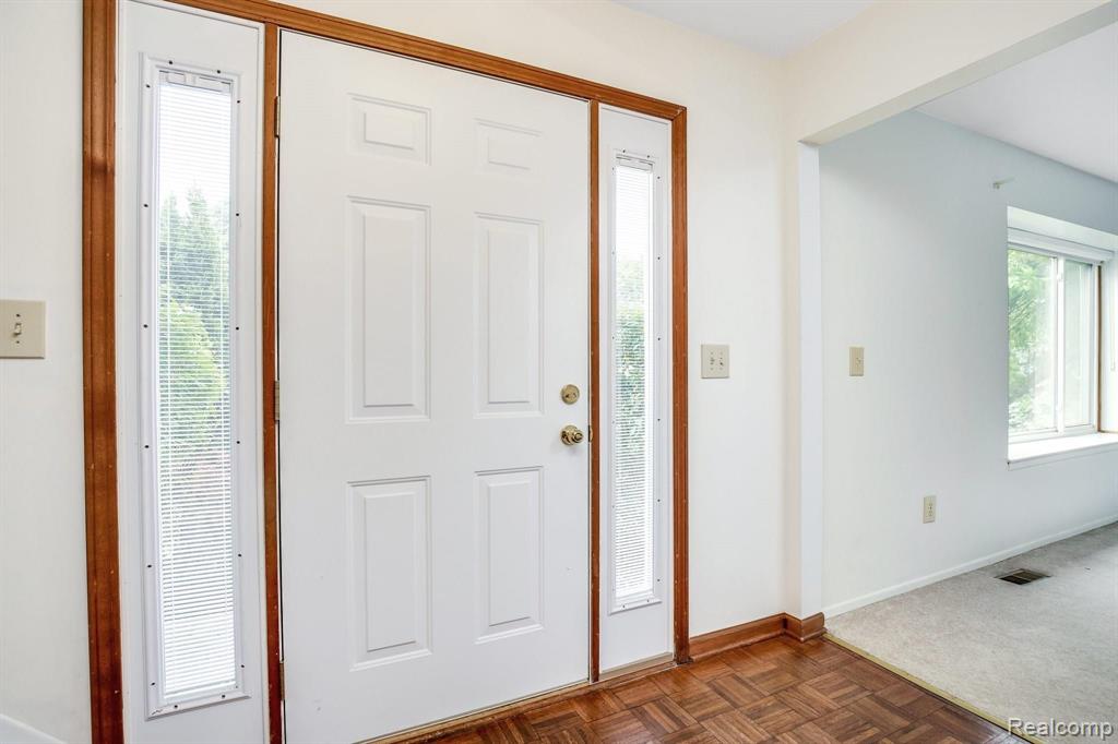1641 Dennett Lane Rochester Hills, MI 48307 - Photo 2 of 45