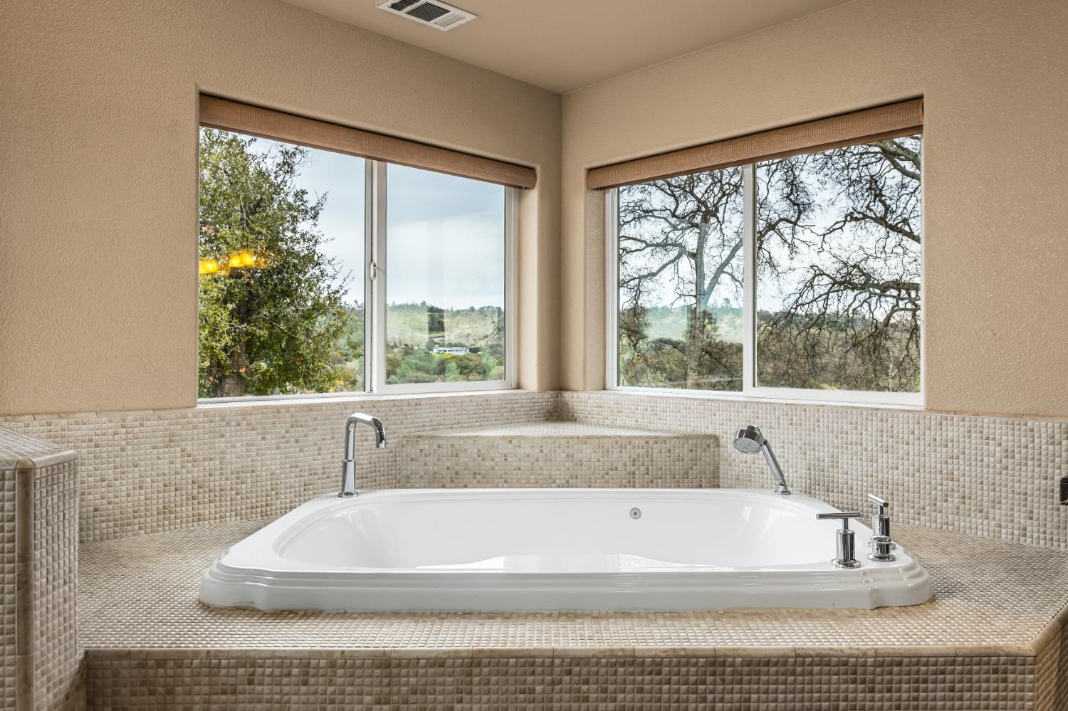 20839 Bear Hollow Road Grass Valley, CA 95949 - Photo 24 of 44 Beautifully tiled jetted tub