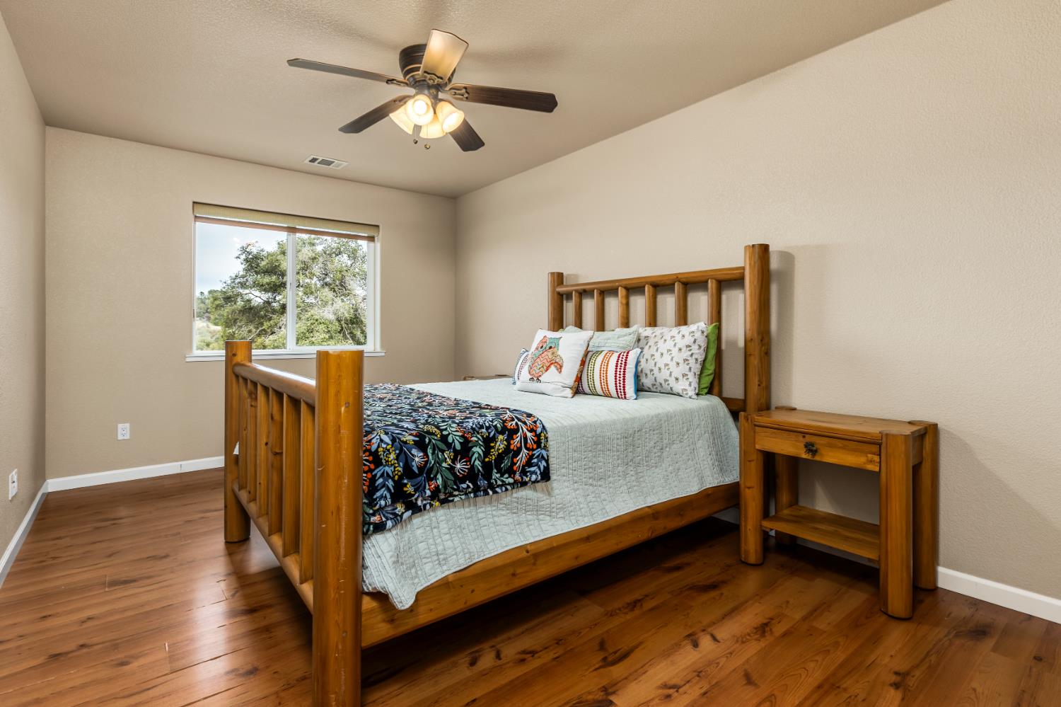 20839 Bear Hollow Road Grass Valley, CA 95949 - Photo 27 of 44 Ensuite 1 with walk in closet