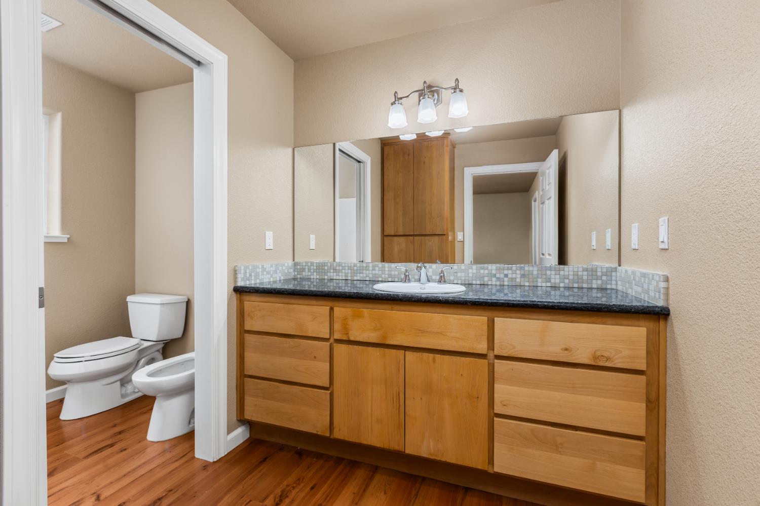 20839 Bear Hollow Road Grass Valley, CA 95949 - Photo 31 of 44 Ensuite 2 with walk in shower