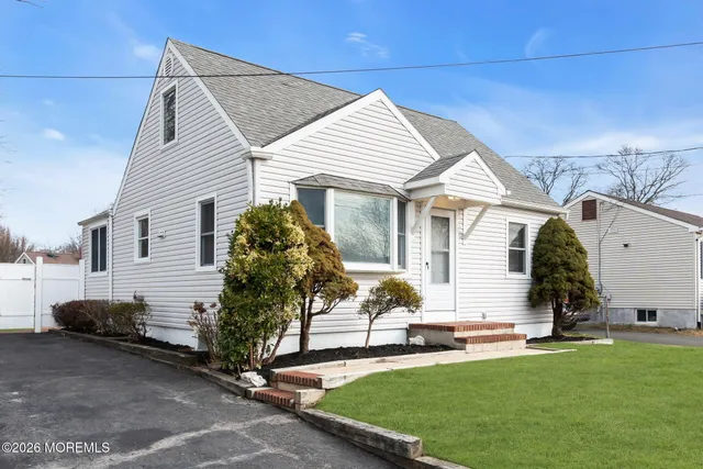 a view of a house with backyard