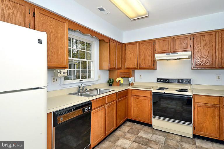 870 Rudder Way Annapolis, MD 21401 - Photo 7 of 30 Inviting Kitchen