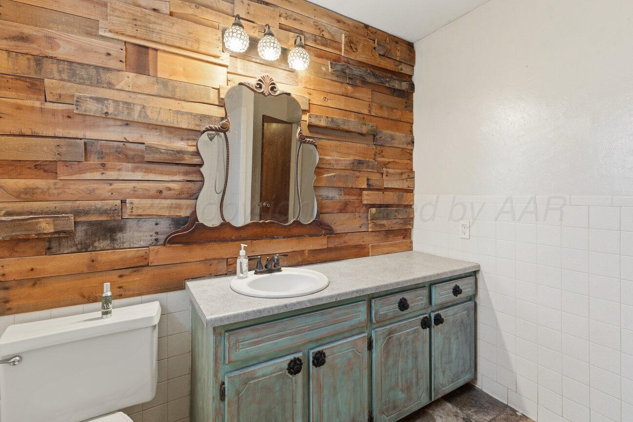 205 Houston Street Borger, TX 79007 - Photo 25 of 57 Downstairs Main Bath