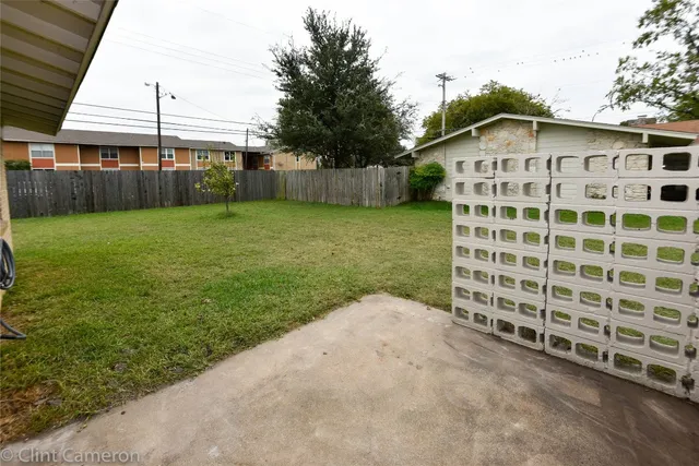 a view of a house with backyard and garden