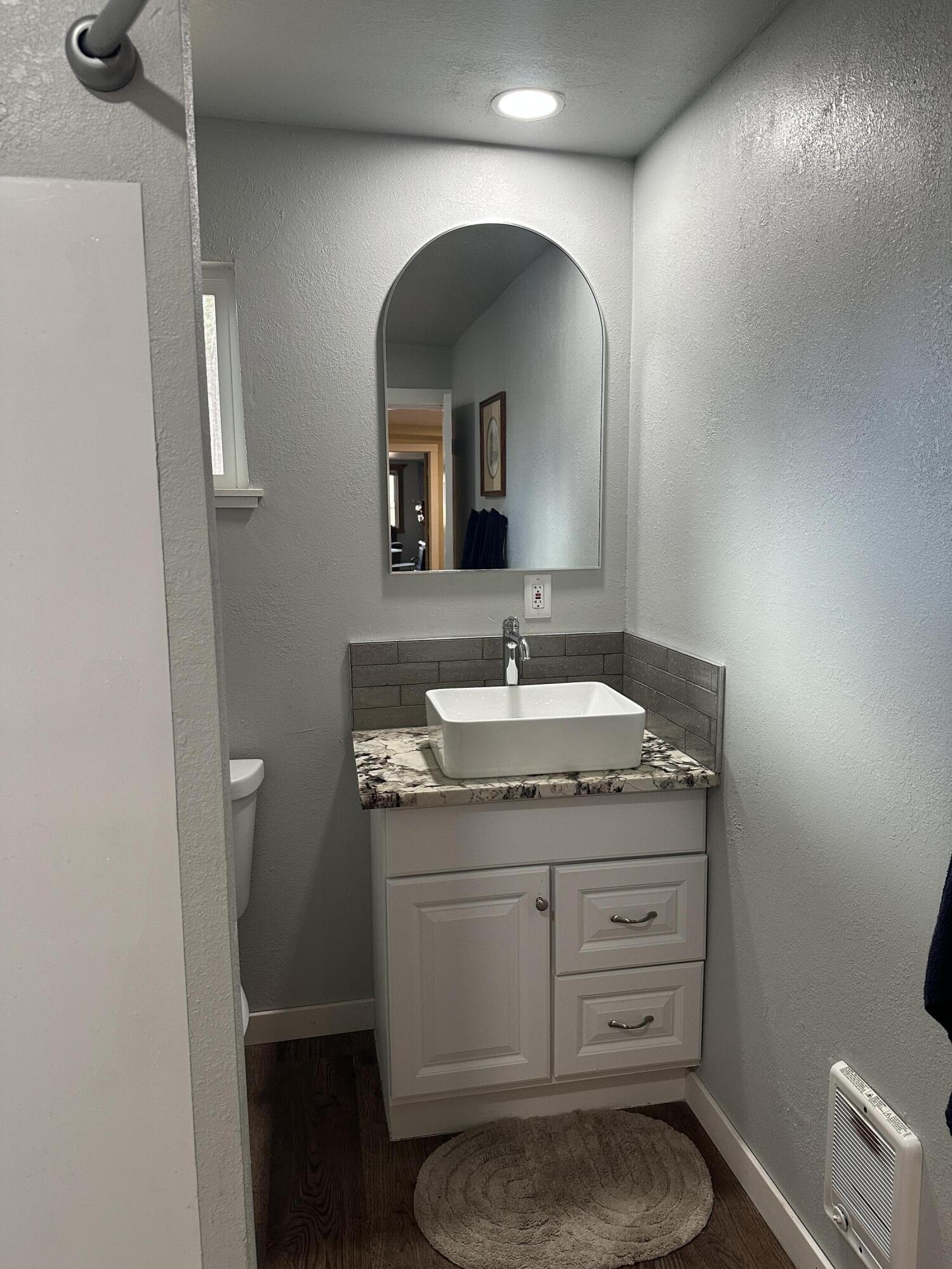 136010 Highway 97 Crescent, OR 97733 - Photo 29 of 55 master ensuite
