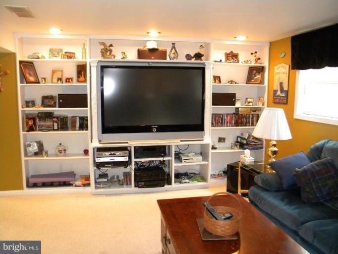 1830 Cedar Road Pasadena, MD 21122 - Photo 15 of 28 Built-Ins!