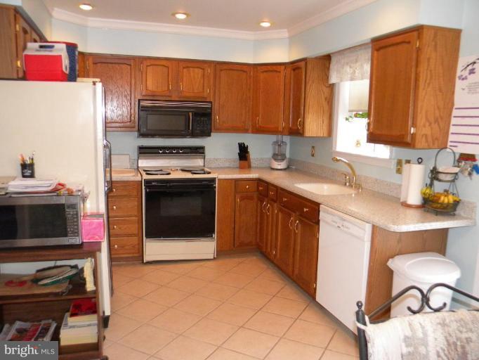 1830 Cedar Road Pasadena, MD 21122 - Photo 3 of 28 Large Country kitchen