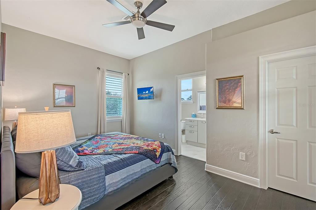 520 Rye Road Northeast Bradenton, FL 34212 - Photo 50 of 88 a bedroom with a bed and lamp