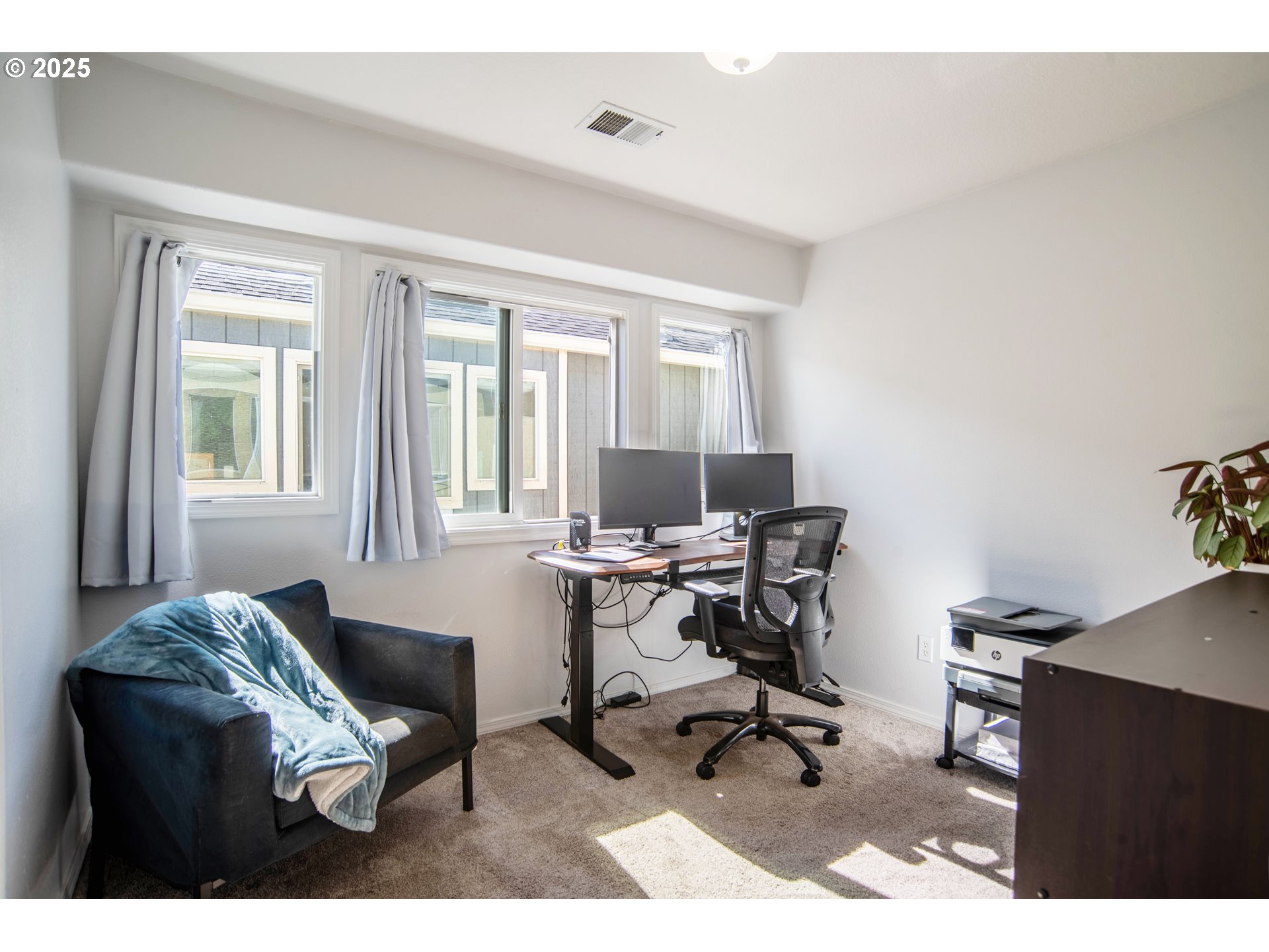 9809 North Exeter Avenue Portland, OR 97203 - Photo 18 of 31 a workspace with furniture and a window