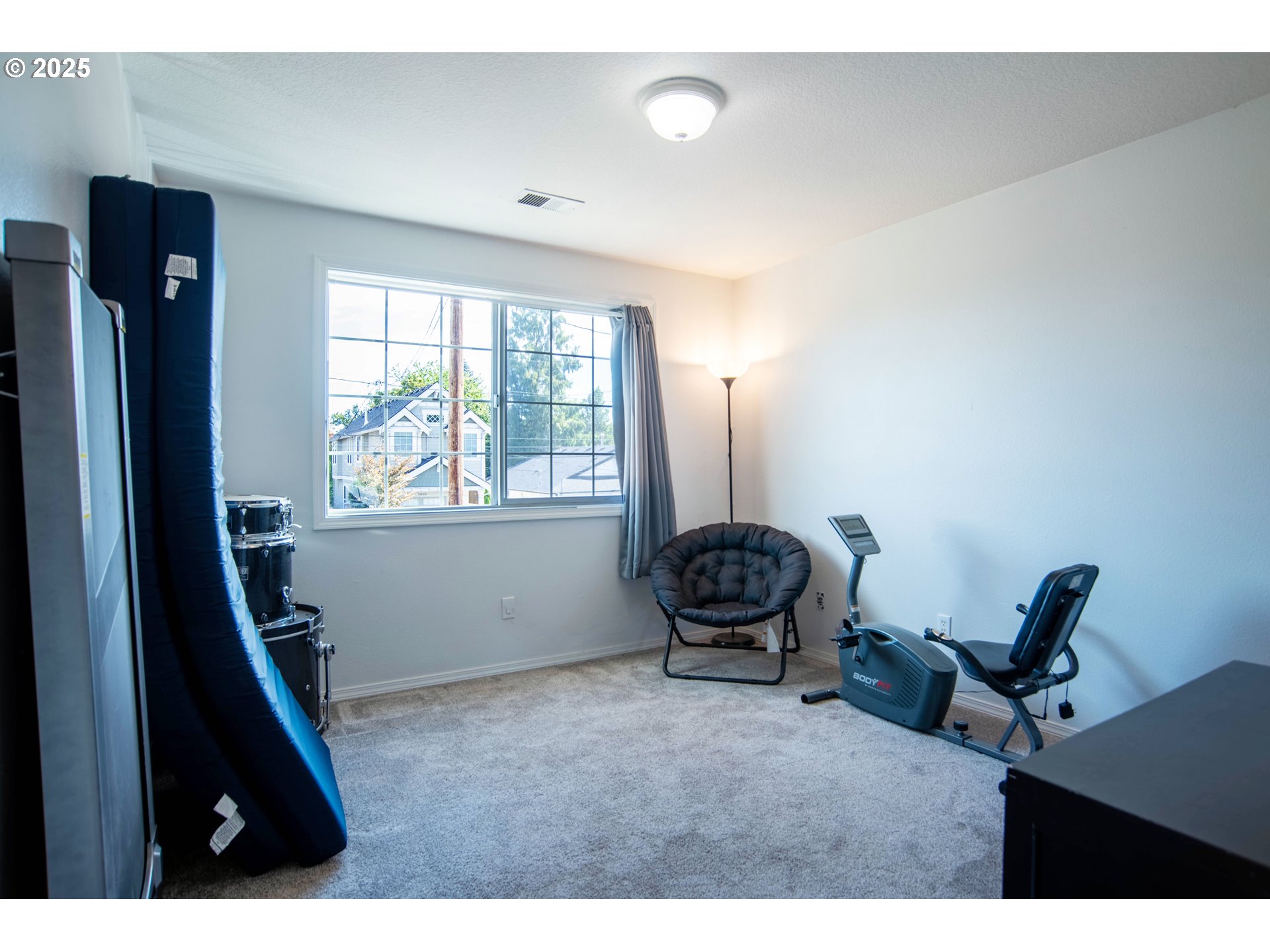 9809 North Exeter Avenue Portland, OR 97203 - Photo 22 of 31 a room with furniture and a window