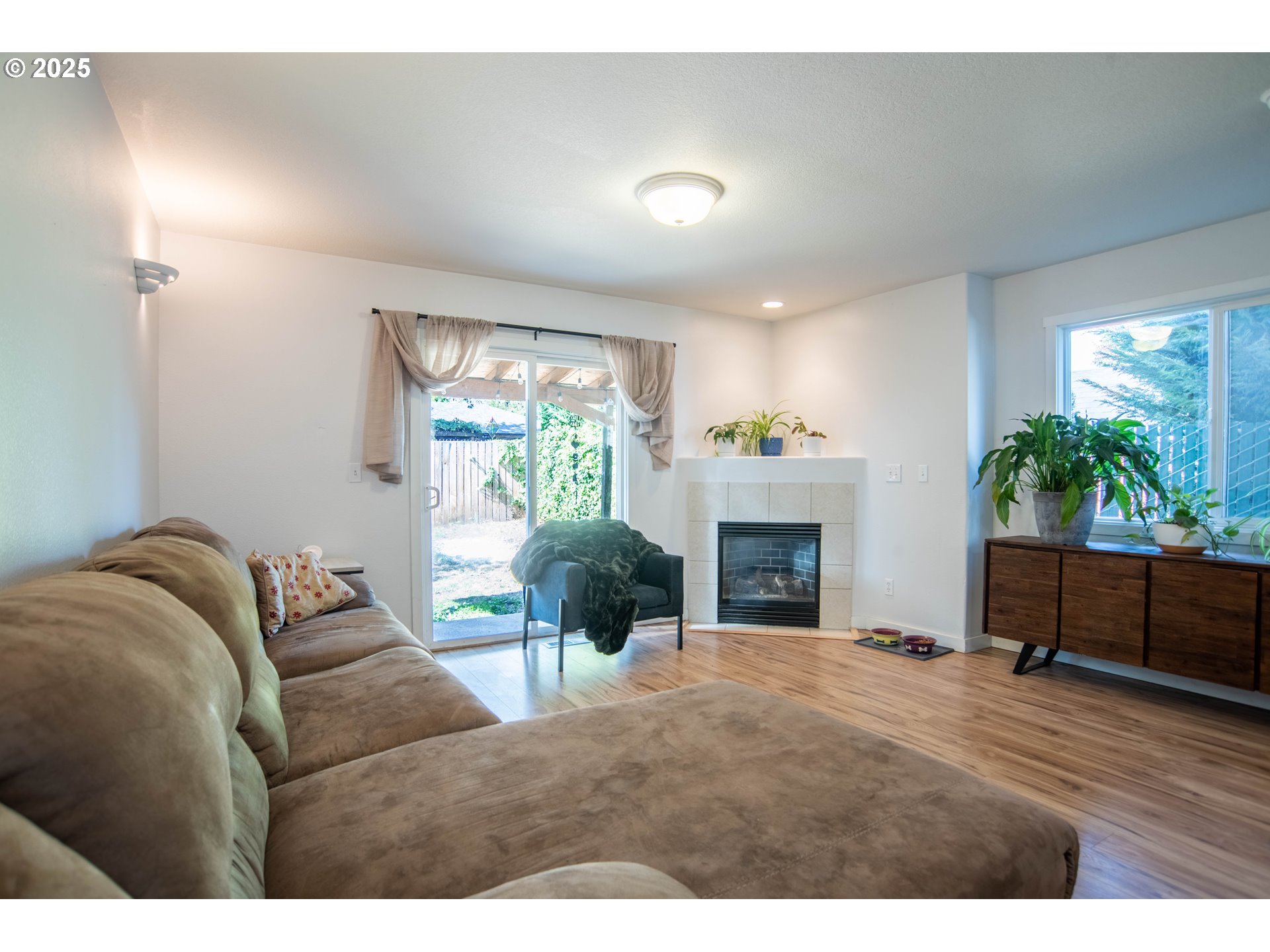 9809 North Exeter Avenue Portland, OR 97203 - Photo 9 of 31 a living room with furniture and a fireplace