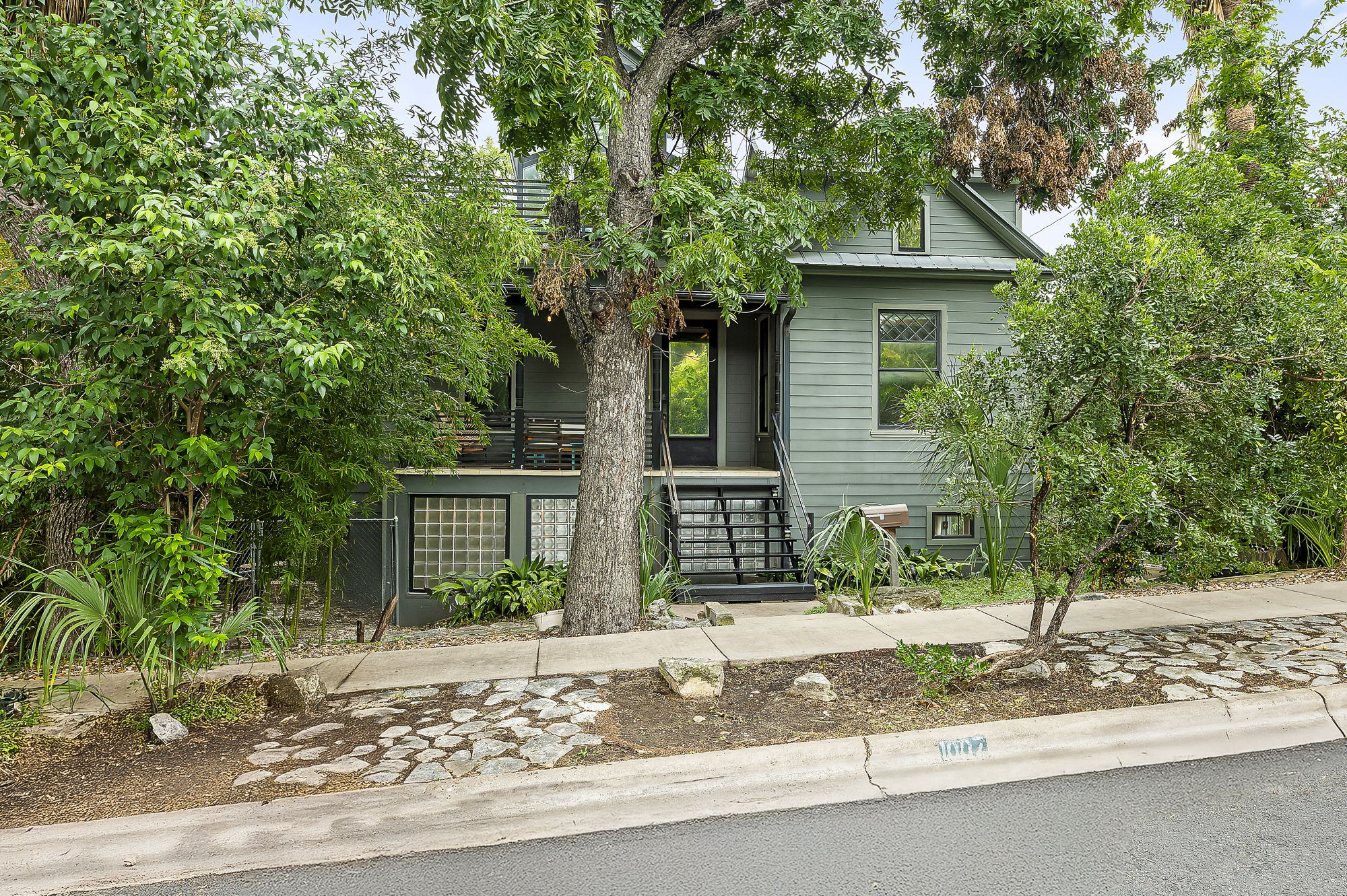 1007 East 8th Street Austin, TX 78702 - Photo 4 of 40 a front view of a house with garden