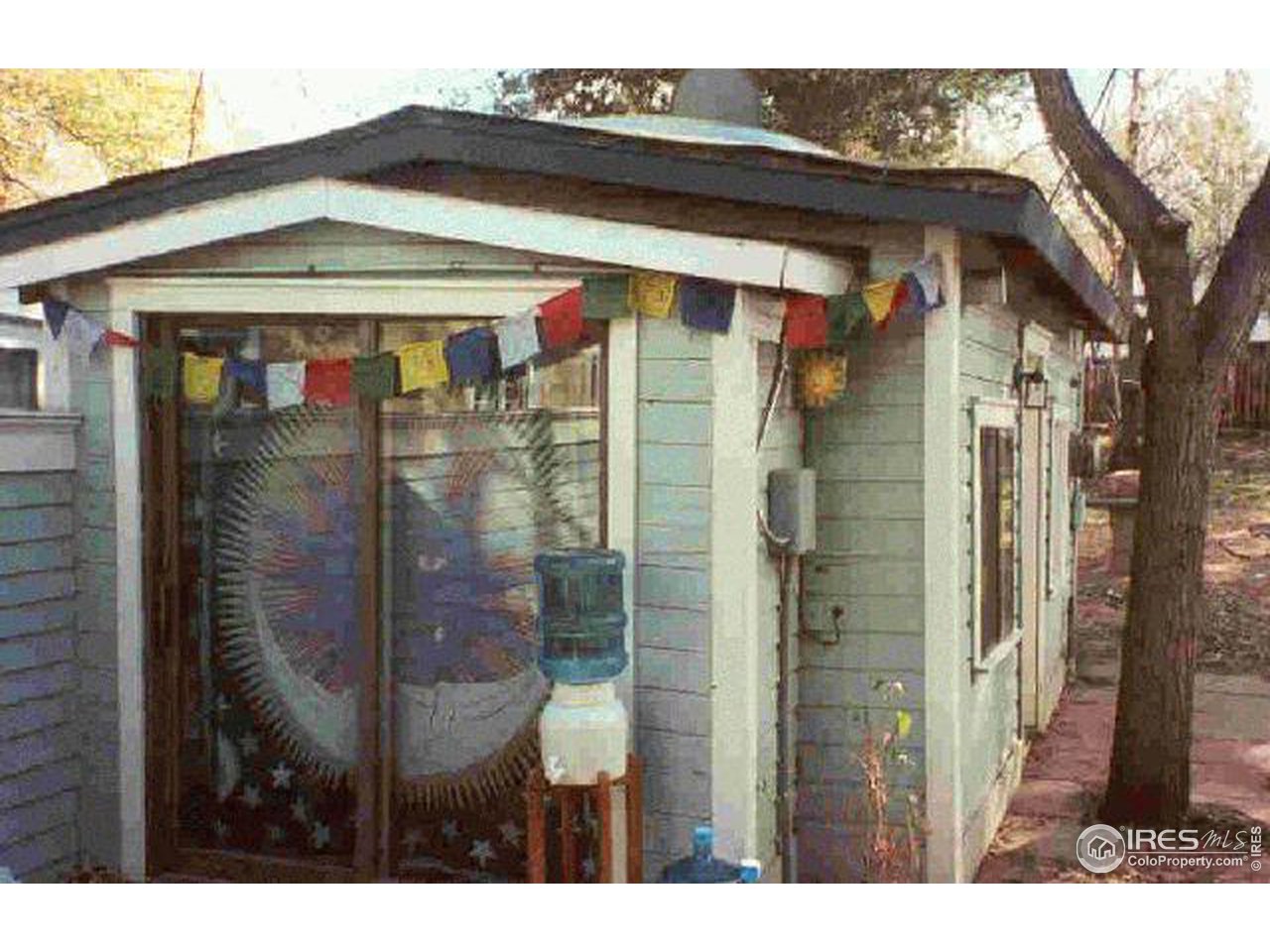 826 Maxwell Avenue Boulder, CO 80304 - Photo 2 of 6 a bathroom with a shower