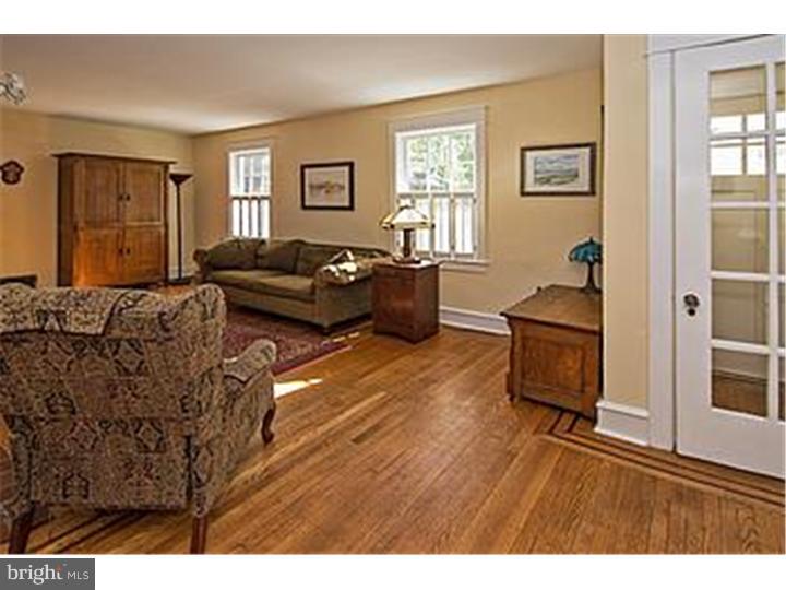 227 Arlingham Road Flourtown, PA 19031 - Photo 4 of 25 Living Room