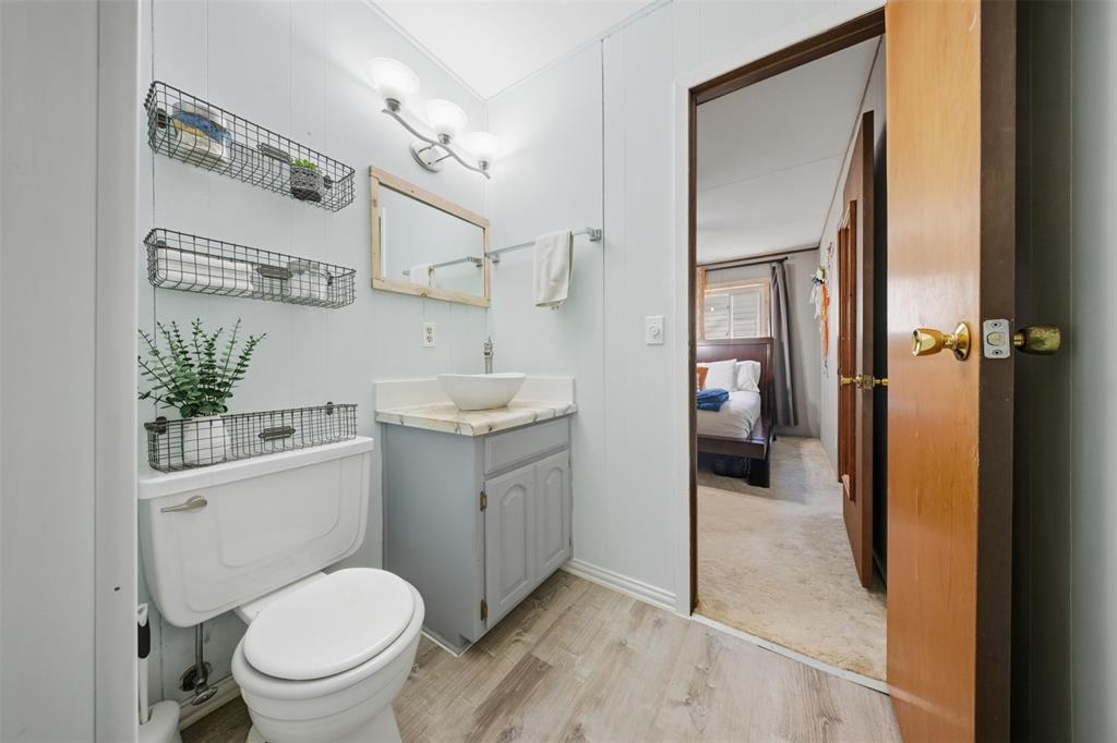 610 Walter Road Gainesville, TX 76240 - Photo 14 of 33 a bathroom with a toilet sink and shower