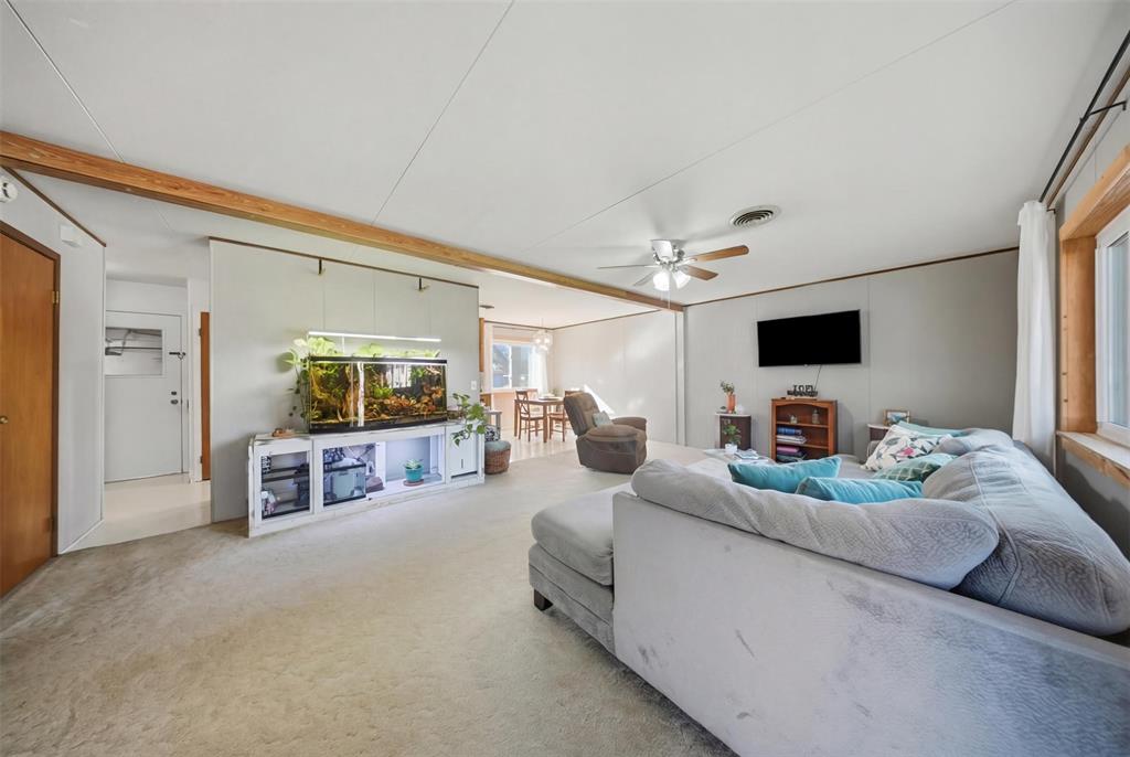 610 Walter Road Gainesville, TX 76240 - Photo 17 of 33 a living room with furniture and flat screen tv