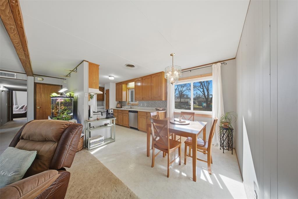 610 Walter Road Gainesville, TX 76240 - Photo 19 of 33 a living room with furniture and a large window