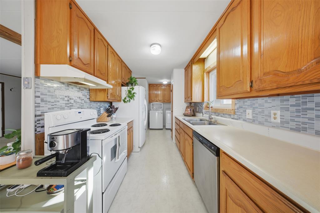 610 Walter Road Gainesville, TX 76240 - Photo 20 of 33 a kitchen with stainless steel appliances a sink stove and cabinets