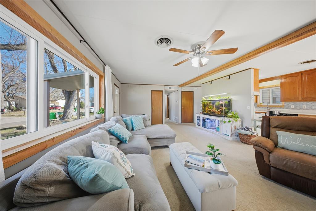 610 Walter Road Gainesville, TX 76240 - Photo 2 of 33 a living room with furniture and a large window