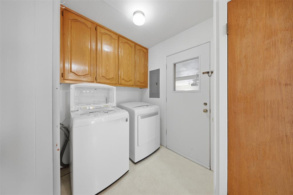 610 Walter Road Gainesville, TX 76240 - Photo 21 of 33 a utility room with dryer and washer