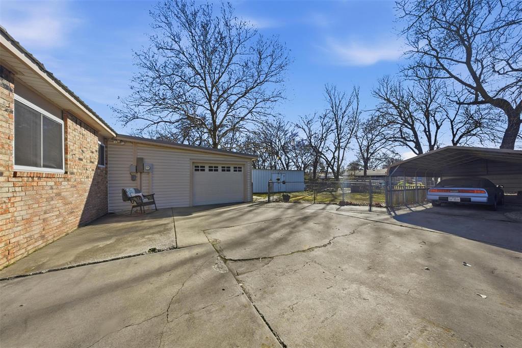 610 Walter Road Gainesville, TX 76240 - Photo 23 of 33 a view of garage with a table and chairs