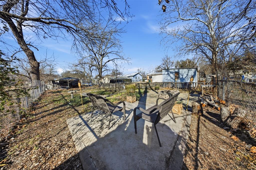 610 Walter Road Gainesville, TX 76240 - Photo 24 of 33 a view of outdoor space with seating