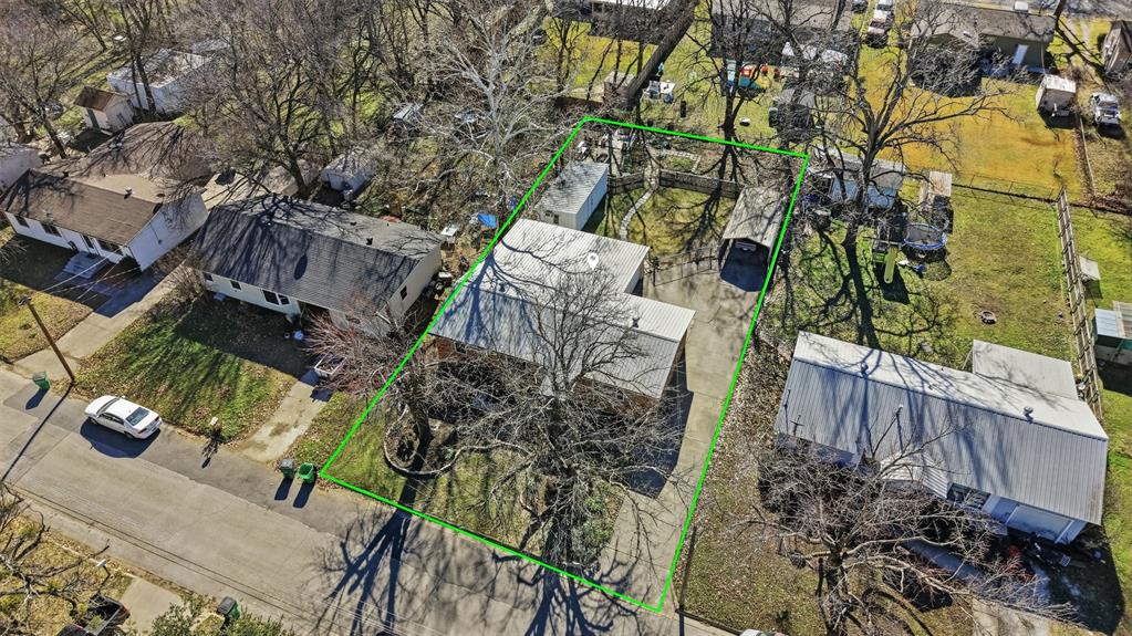 610 Walter Road Gainesville, TX 76240 - Photo 28 of 33 a view of outdoor space and yard