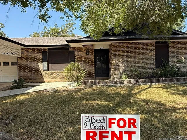 $1,900 | 217 Avenue East, Converse, TX 78109