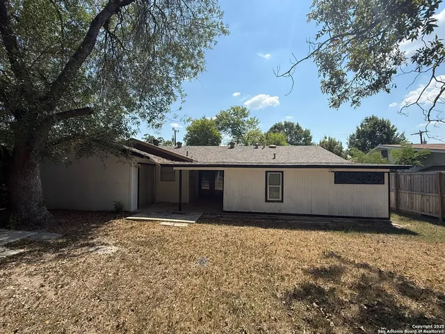$1,900 | 217 Avenue East, Converse, TX 78109