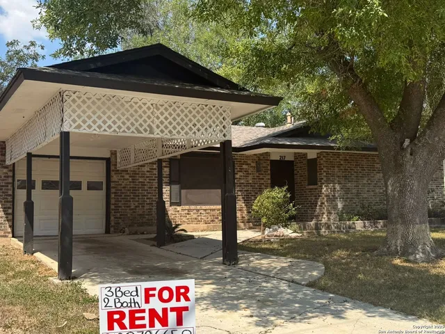 $1,900 | 217 Avenue East, Converse, TX 78109