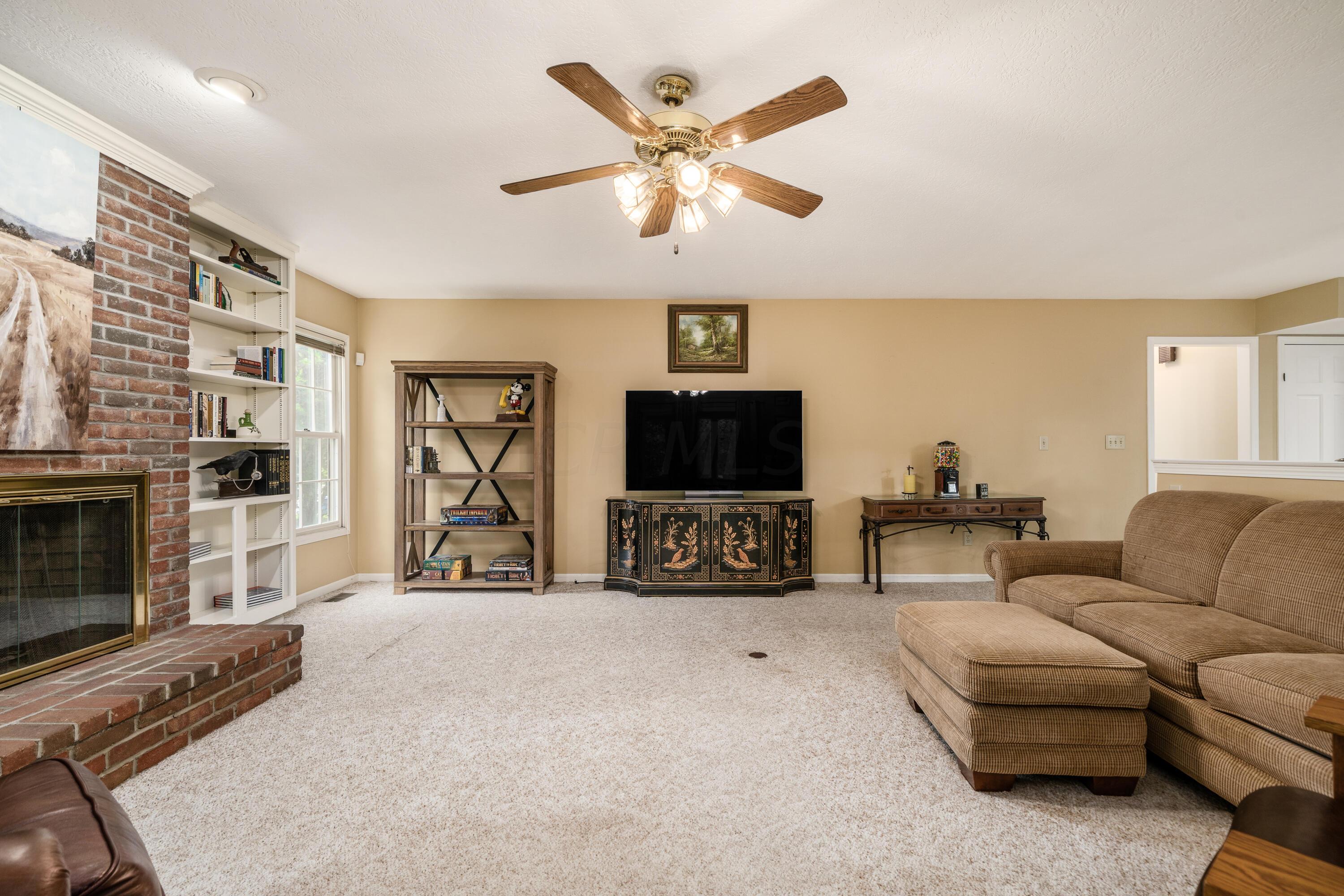 1019 Riva Ridge Boulevard Columbus, OH 43230 - Photo 18 of 38 Living Room