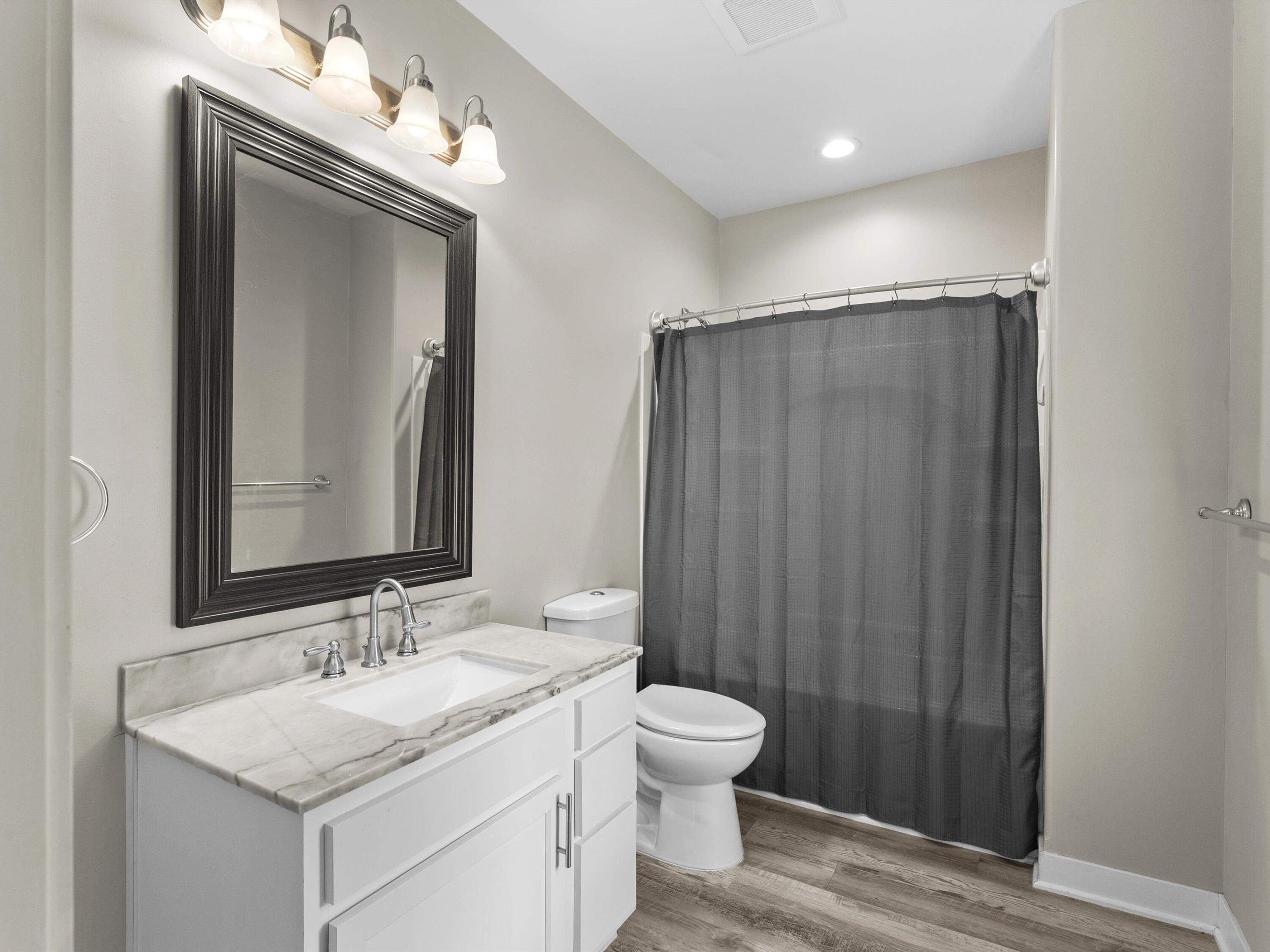 818 North 6th Street Manitowoc, WI 54220 - Photo 19 of 35 Upper Bath