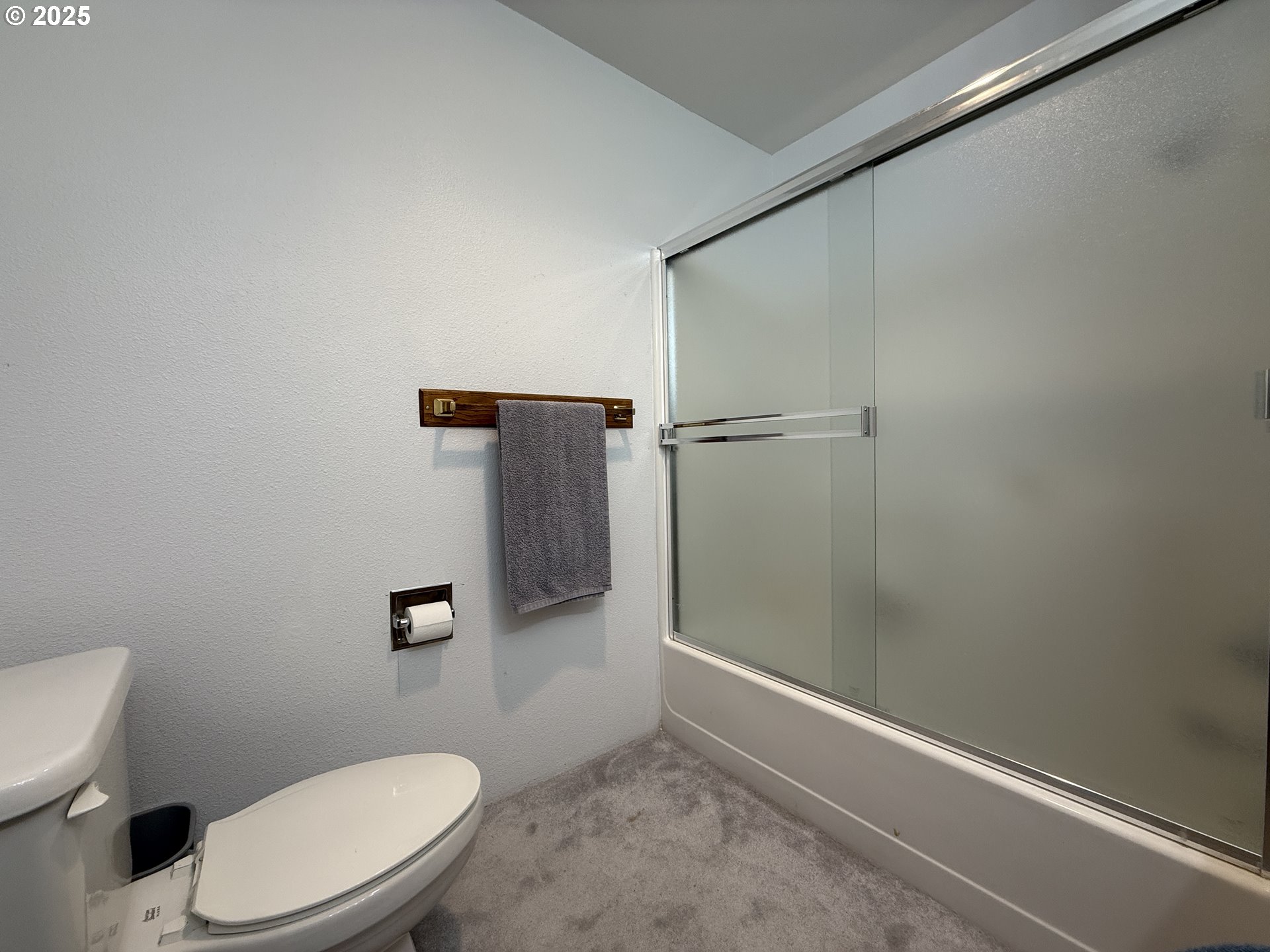 1305 Moore Street, Unit 402 Brookings, OR 97415 - Photo 21 of 28 a bathroom with a toilet and a shower