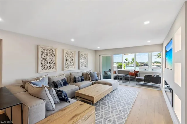 $6,500 | 3410 Gulf Shore Boulevard North, Unit 403, Naples, FL 34103