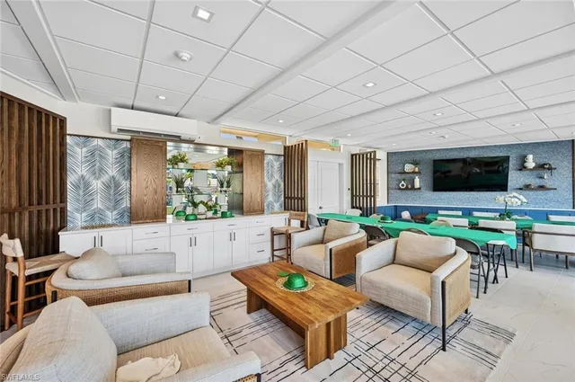 $6,500 | 3410 Gulf Shore Boulevard North, Unit 403, Naples, FL 34103