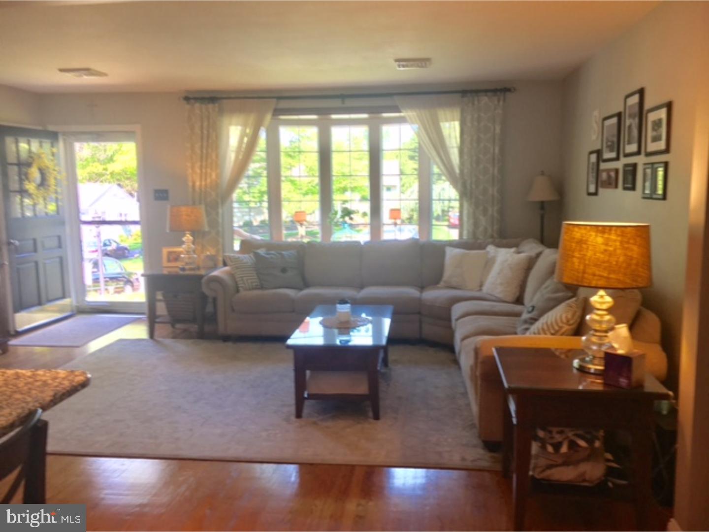 695 Middle Road Warminster, PA 18974 - Photo 3 of 25 Living Room