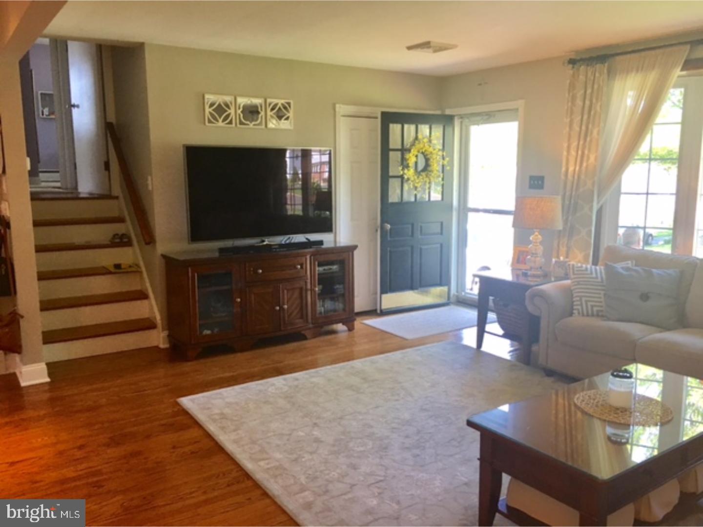 695 Middle Road Warminster, PA 18974 - Photo 4 of 25 Living Room