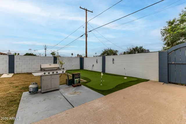 a view of a backyard