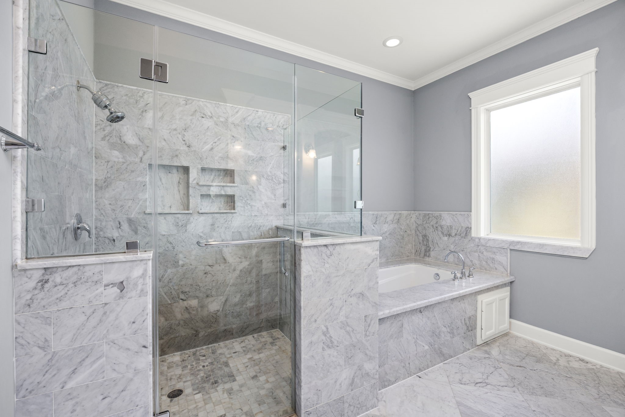 619 Rutland Street, Unit B Houston, TX 77007 - Photo 21 of 33 a bathroom with a tub sink and mirror