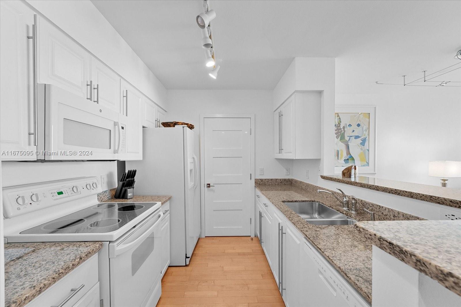 90 Alton Road, Unit 2206 Miami Beach, FL 33139 - Photo 5 of 25 Gallery Image 5