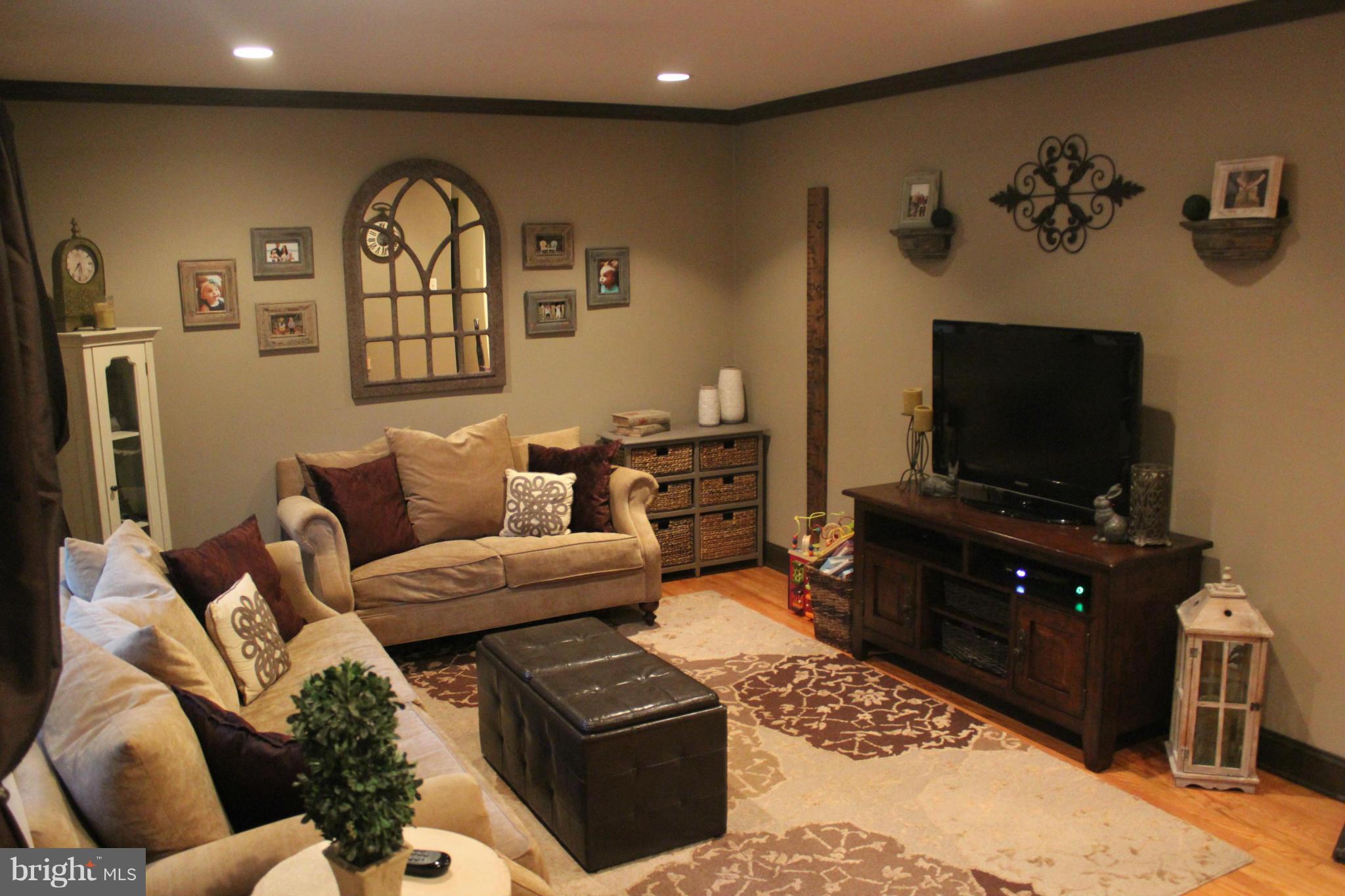 264 North Ferry Point Road Pasadena, MD 21122 - Photo 2 of 18 Living Room