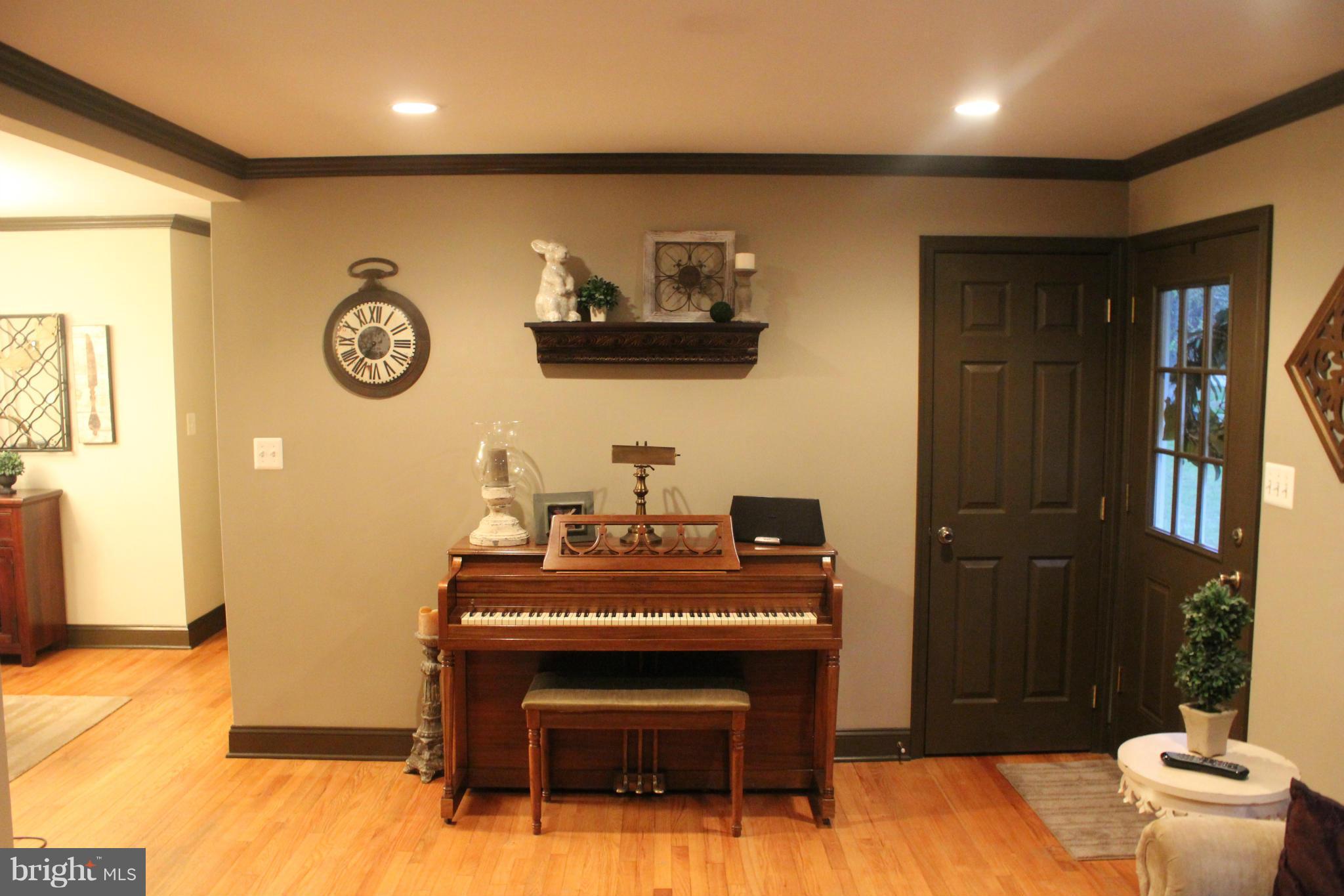 264 North Ferry Point Road Pasadena, MD 21122 - Photo 3 of 18 Living Room