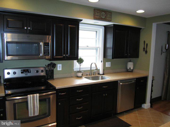 264 North Ferry Point Road Pasadena, MD 21122 - Photo 9 of 18 Kitchen