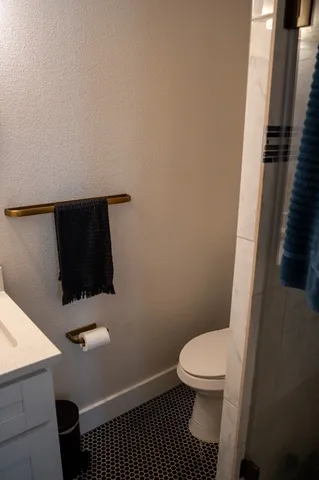 a bathroom with a toilet and a shower