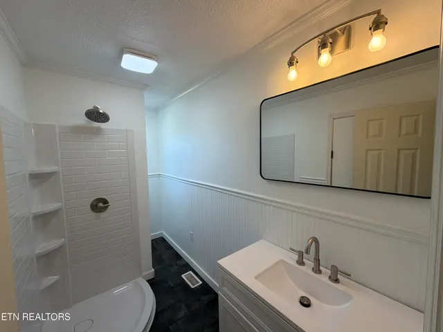 $384,900 | 328 Peach Orchard Road, Clinton, TN 37716