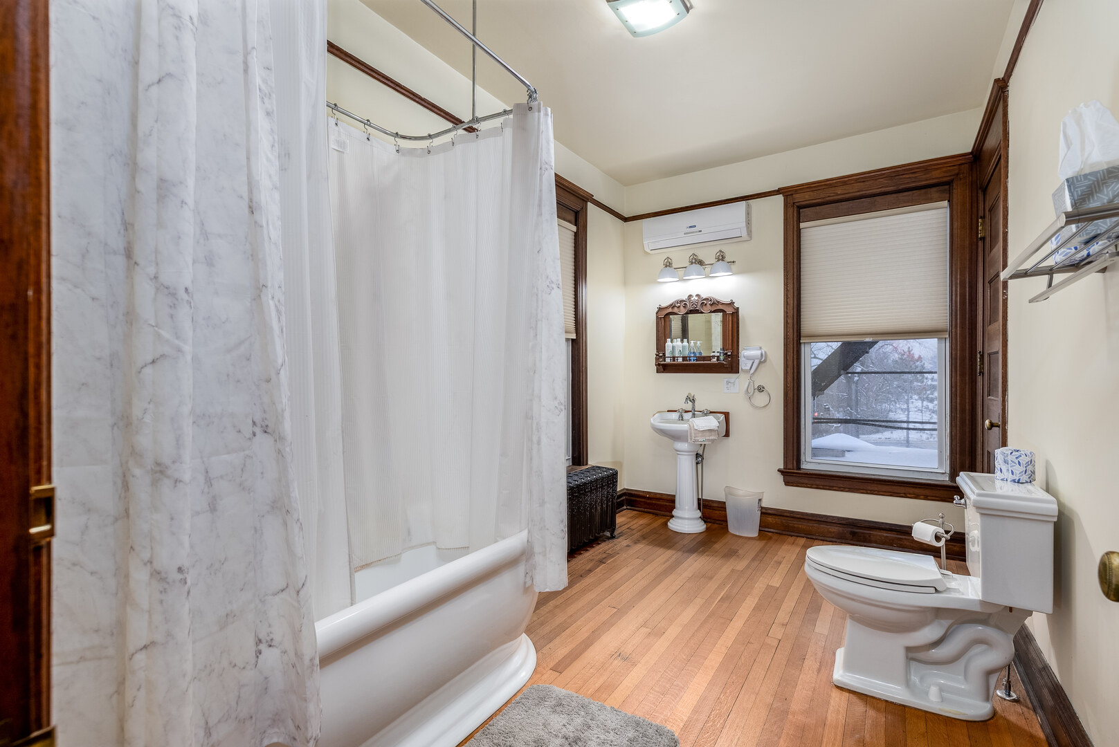 116 West Prospect Avenue Ottawa, IL 61350 - Photo 33 of 73 a bathroom with a toilet a sink and bathtub