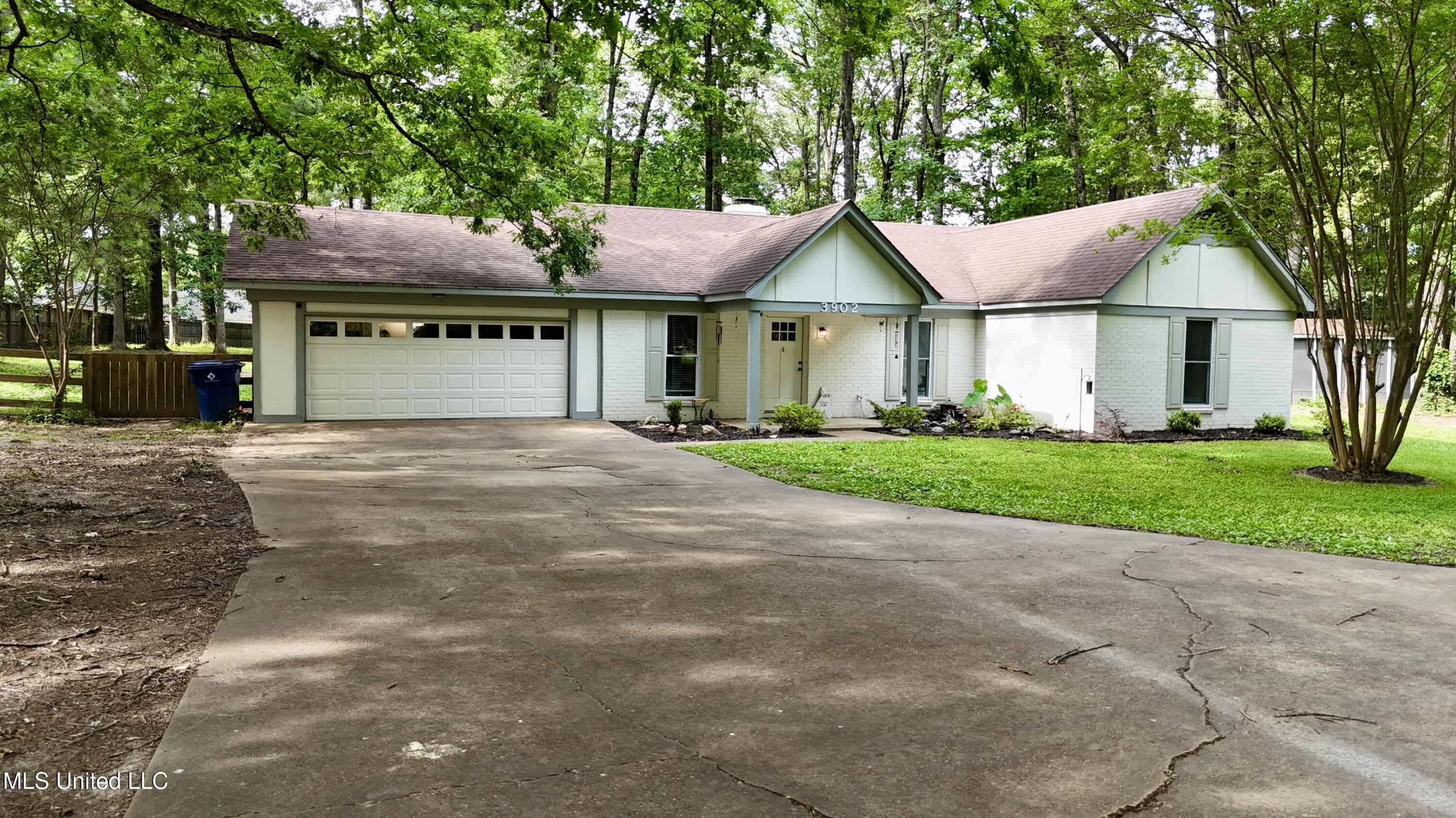 3902 Windermere Drive Nesbit, MS 38651 - Photo 2 of 37 DJI_20250605163957_0115_D