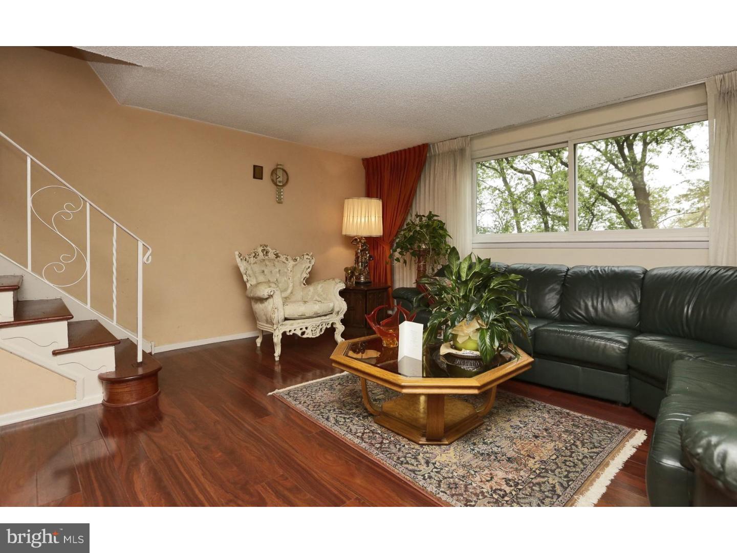 464 Tomlinson Road Philadelphia, PA 19116 - Photo 2 of 25 Living Room