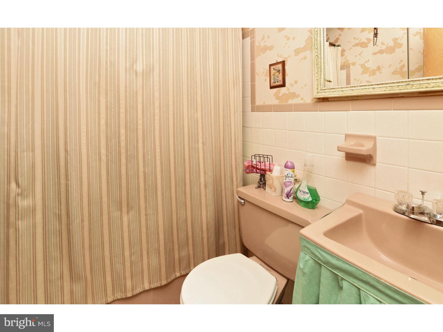 464 Tomlinson Road Philadelphia, PA 19116 - Photo 18 of 25 Bathroom