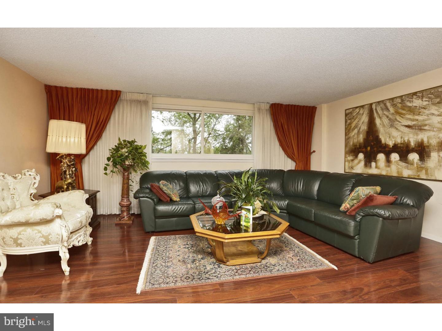 464 Tomlinson Road Philadelphia, PA 19116 - Photo 3 of 25 Living Room